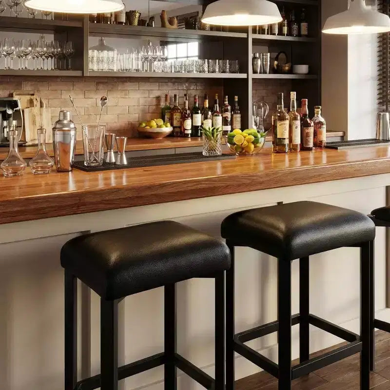 Lot de 2 tabourets de bar de 61 cm, sièges en cuir synthétique avec rembourrage épais et repose-pieds, cadre en métal moderne avec pieds réglables pour îlot de cuisine, comptoir de bar