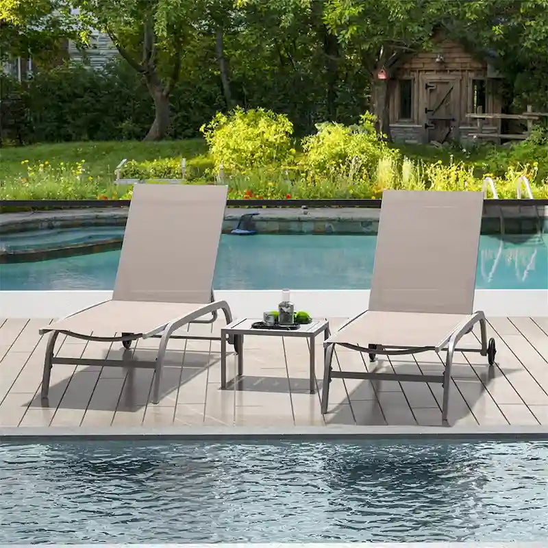 Deux chaises longues d'extérieur avec 1 table