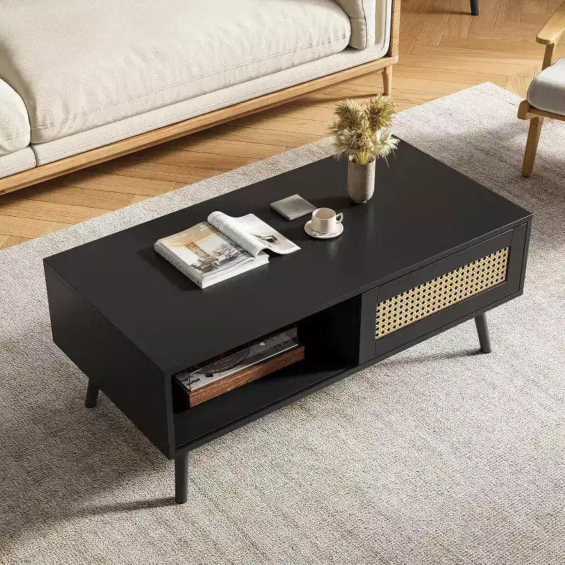 39.4 Table basse bohème en rotin, table de salon moderne en bois avec porte coulissante et étagère de rangement ouverte, patins antidérapants
