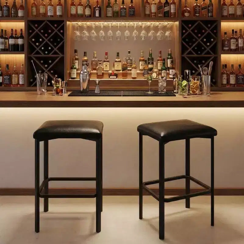 Lot de 2 tabourets de bar de 61 cm, sièges en cuir synthétique avec rembourrage épais et repose-pieds, cadre en métal moderne avec pieds réglables pour îlot de cuisine, comptoir de bar