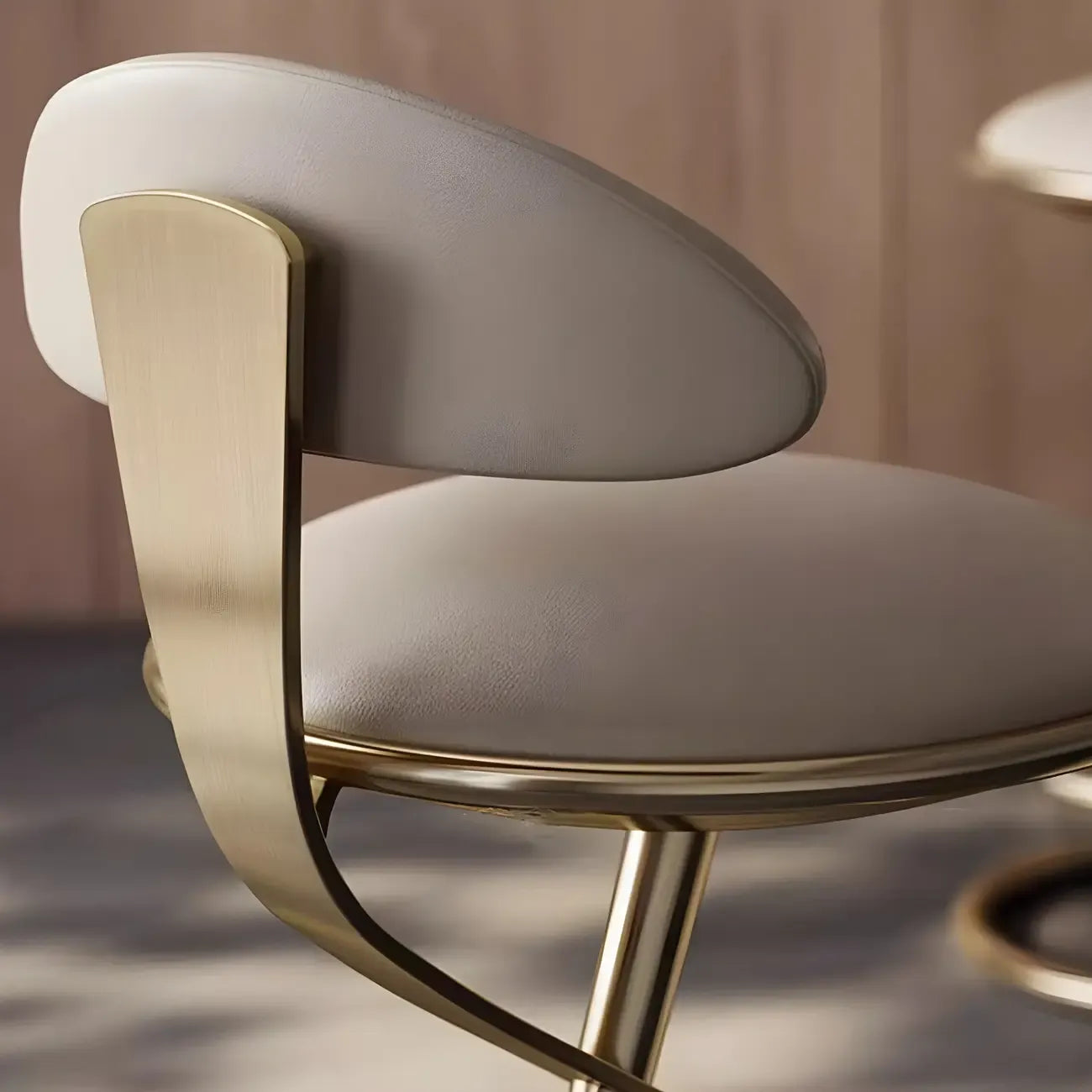 Tabouret de bar élégant en cuir beige avec cadre en métal doré de luxe