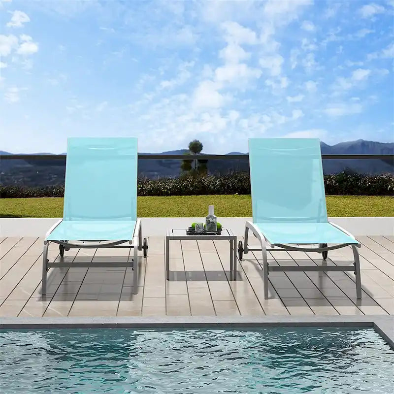Deux chaises longues d'extérieur avec 1 table