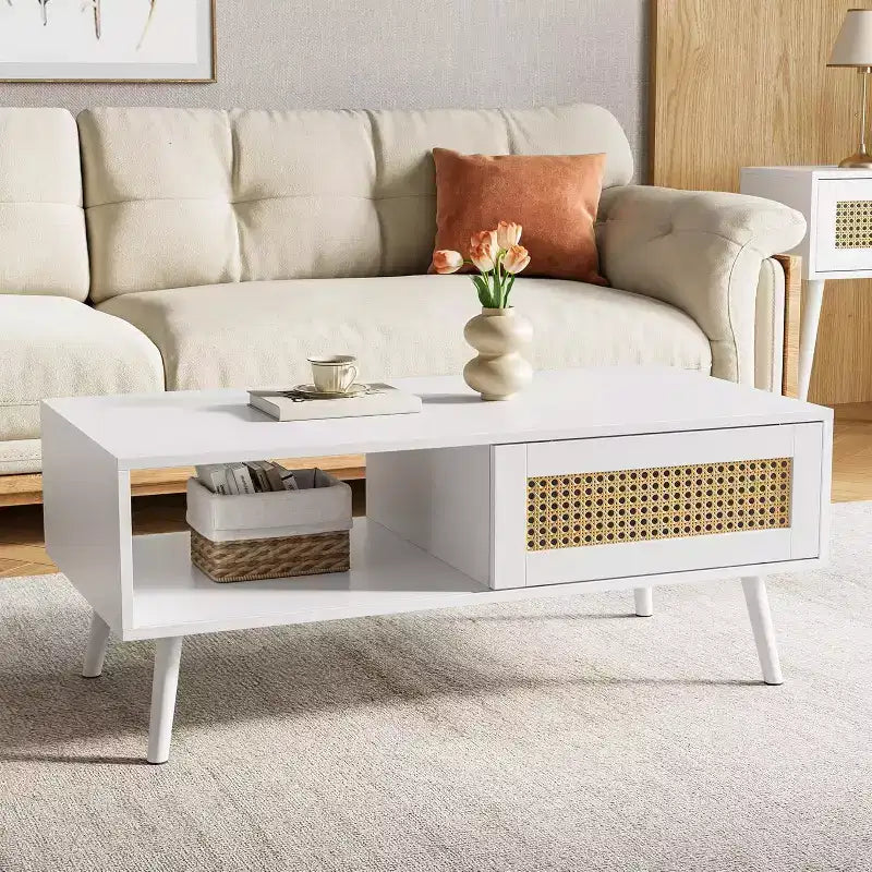 39.4 Table basse bohème en rotin, table de salon moderne en bois avec porte coulissante et étagère de rangement ouverte, patins antidérapants