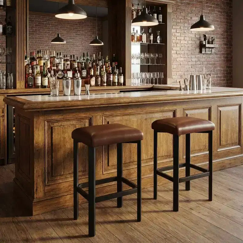 Lot de 2 tabourets de bar de 61 cm, sièges en cuir synthétique avec rembourrage épais et repose-pieds, cadre en métal moderne avec pieds réglables pour îlot de cuisine, comptoir de bar