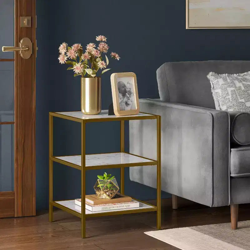 Table d'appoint en faux marbre et métal doré - Threshold™ : Cadre en laiton brossé, Présentoir carré à 3 niveaux